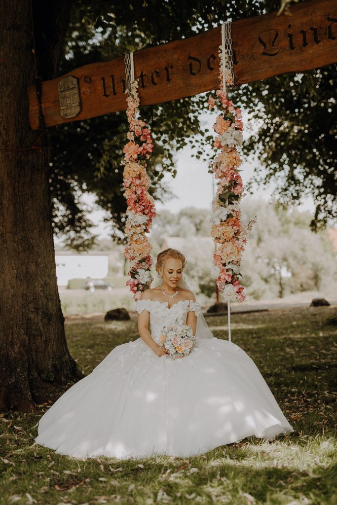 Hochzeit auf Schloss Wulkow Blumenschaukel